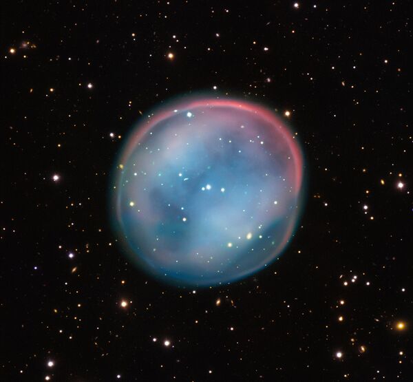 Этот необыкновенный пузырь, светящийся подобно призраку в непроглядной космической тьме, может показаться сверхъестественным и загадочным, но это  планетарная туманность, остатки умирающей звезды. Это лучший вид малоизвестного объекта ESO 378-1, полученный обсерваторией в Чили.  - Sputnik Казахстан