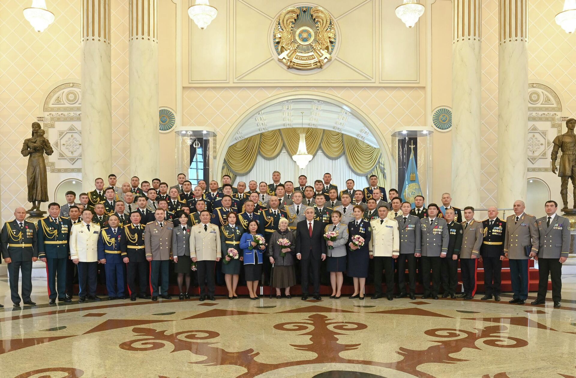 Токаев вручил государственные награды, воинские звания чиновникам - Sputnik Казахстан, 1920, 06.05.2022