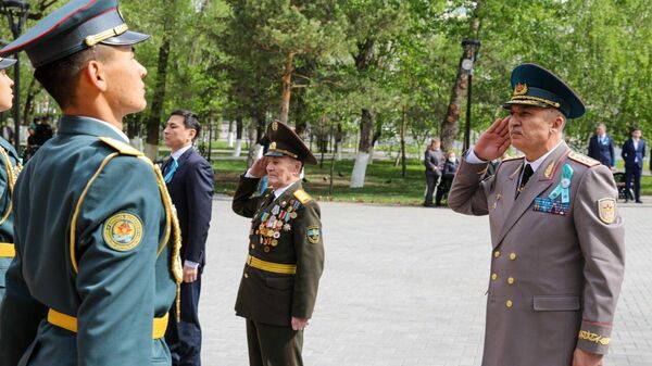 Министр обороны услан Жаксылыков возложил венок к монументу на проспекте Женис - Sputnik Казахстан