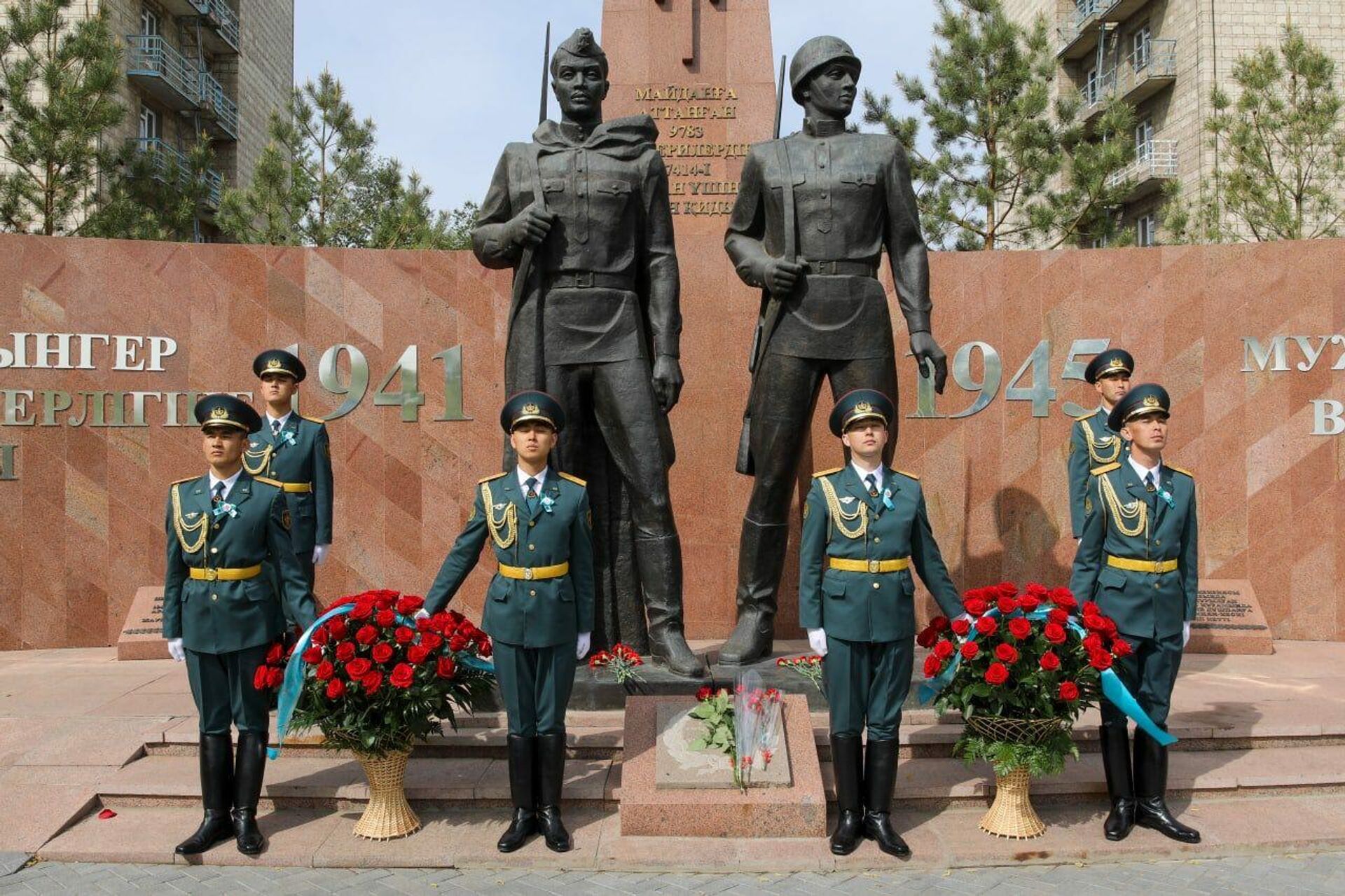 Военнослужащие ВС поздравили ветеранов с Днем Победы - Sputnik Қазақстан, 1920, 09.05.2022