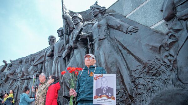 Астанчане празднуют День Победы, 9 мая 2022 года - Sputnik Қазақстан