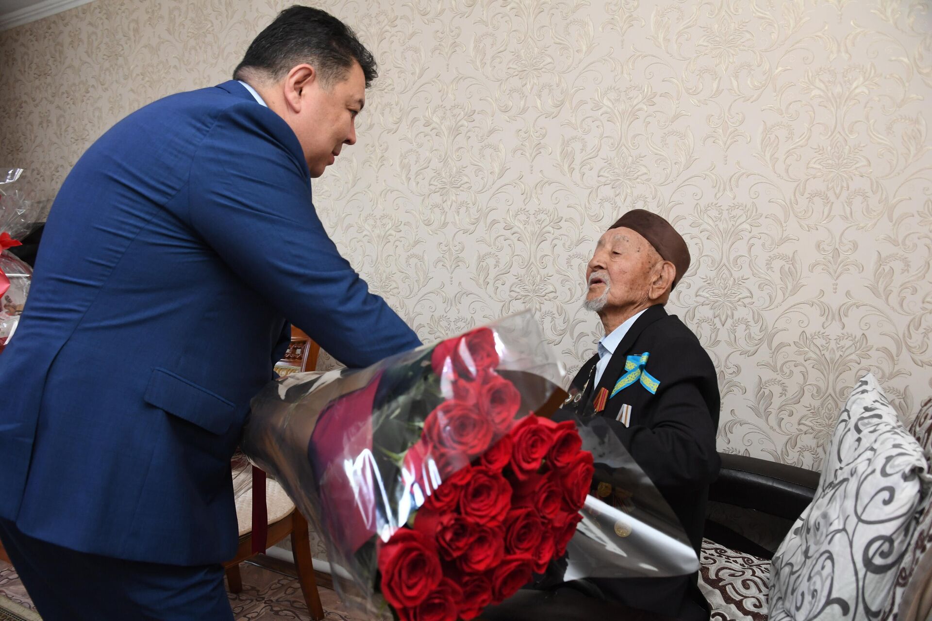 Аким Алматинской области поздравил ветерана ВОВ - Sputnik Казахстан, 1920, 09.05.2022
