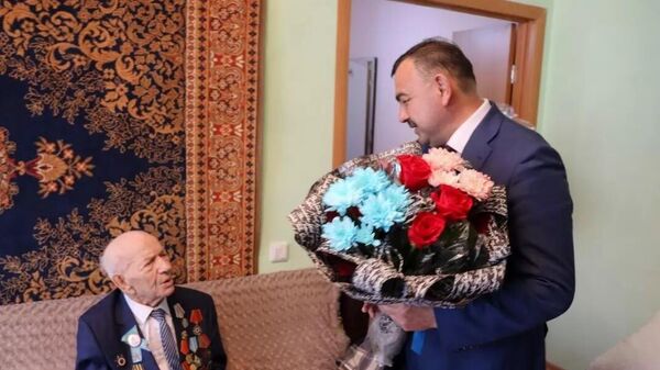 Аким Бакытжан Байахметов вручил ключи от квартиры ветерану Константину Гуслеву - Sputnik Казахстан