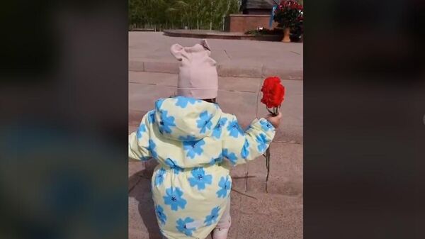 Малышка возложила цветы к памятнику в День Победы - Sputnik Казахстан