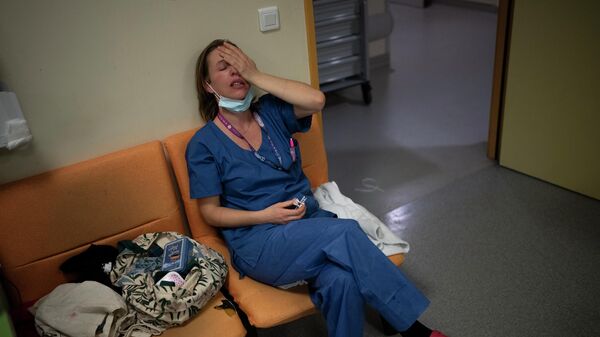 Медсестра Мари-Лор Сатта на перерыве во время новогодней смены в отделении интенсивной терапии COVID-19 в Марселе - Sputnik Казахстан