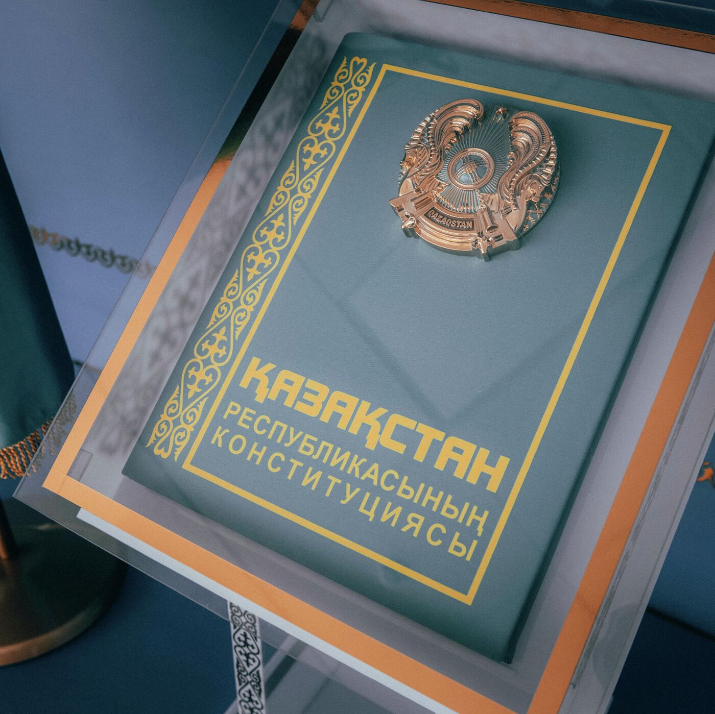 Аяғында оқ татуировкасы бар порноактер