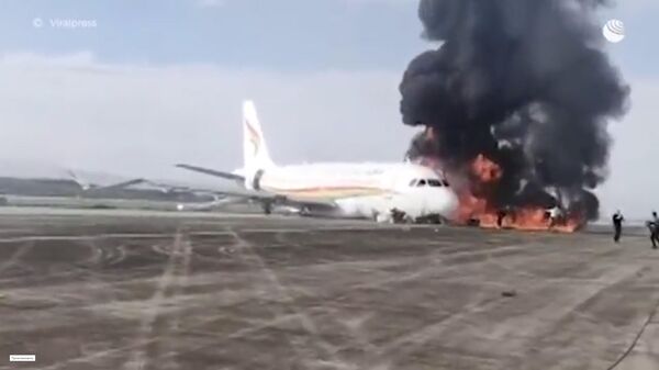 В китайском аэропорту загорелся самолет с пассажирами - видео - Sputnik Казахстан