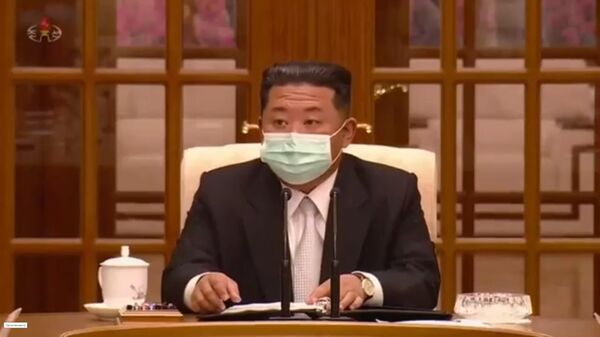 Ким Чен Ын надел маску для защиты от COVID - видео - Sputnik Казахстан
