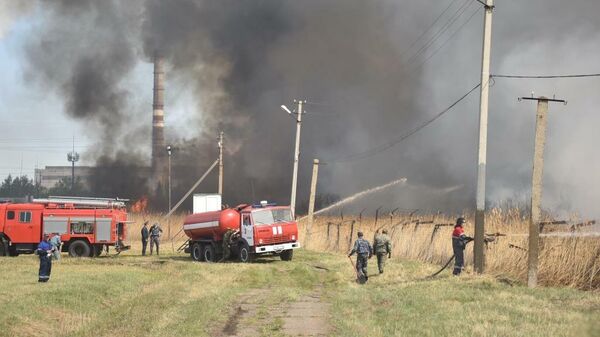 Огонь на подступах к нефтебазе остановили пожарные в Петропавловске - Sputnik Казахстан