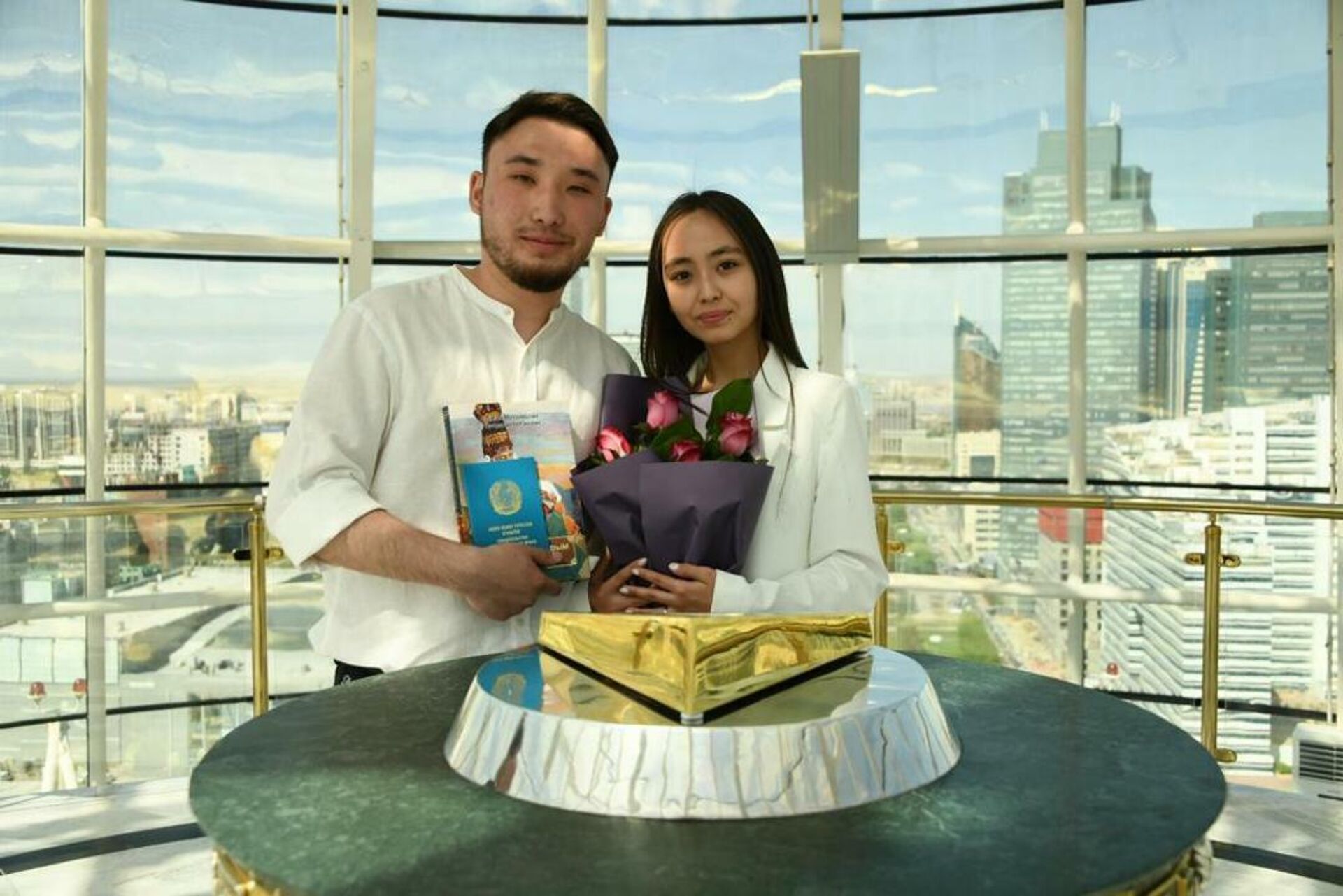 Массовая церемония бракосочетания на монументе Байтерек - Sputnik Казахстан, 1920, 14.05.2022