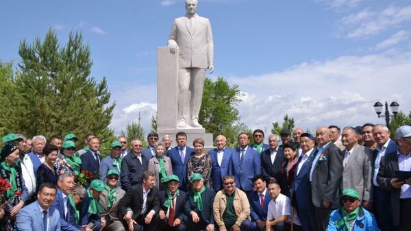 Памятник Динмухаммеду Кунаеву в селе Баканас Алматинской области - Sputnik Казахстан