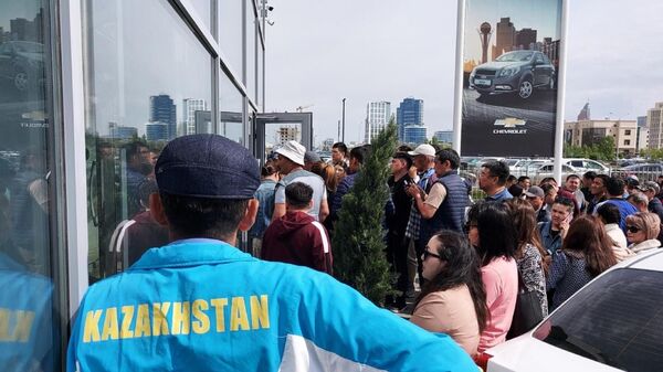 В день начала льготного автокредитования у автосалонов образовались очереди  - Sputnik Казахстан