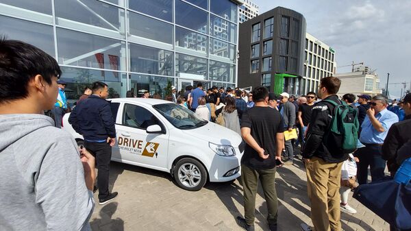 Борьба за льготный кредит: казахстанцы штурмуют автосалоны - видео - Sputnik Казахстан