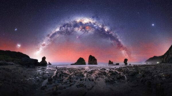 Снимок The Rocks новозеландского фотографа Rachel Roberts, вошедший в список 25 лучших фотографий конкурса 2022 Milky Way Photographer of the Year - Sputnik Қазақстан