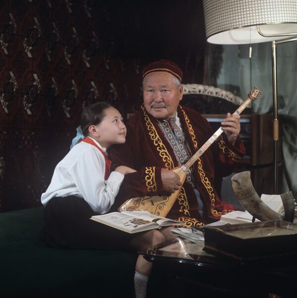 Писатель Сабит Муканович Муканов с внучкой у себя дома, 1970 год. - Sputnik Казахстан