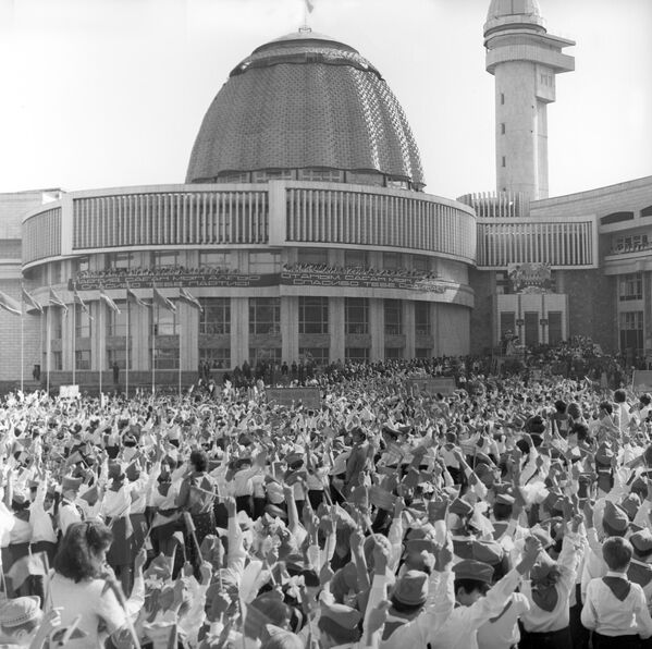 Собрание перед Республиканским дворцом пионеров в Алма-Ате, Казахская ССР, 1985 год. - Sputnik Казахстан