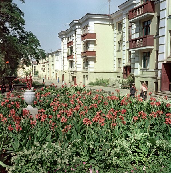 Школьники в пионерских галстуках идут по улице Калинина в Алма-Ате, Казахская ССР, 1966 год. - Sputnik Казахстан