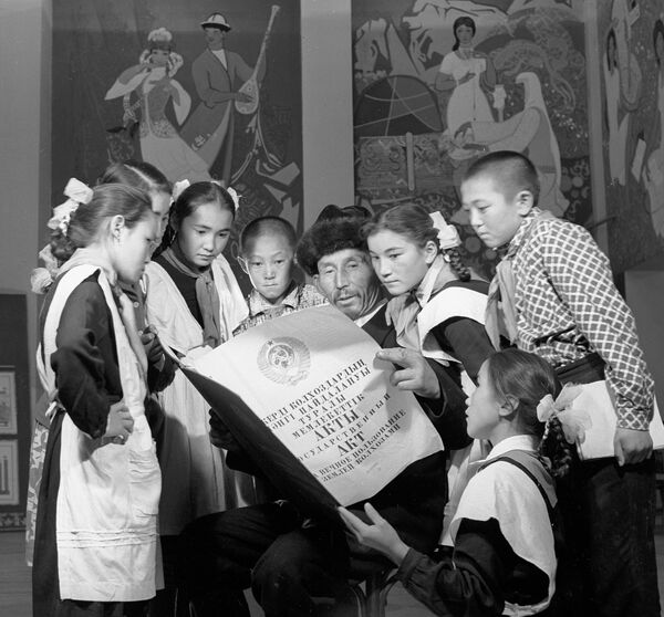 Аксакал Мирзалим Лаусанов в гостях у школьников в селе Сарыбастау, 1967 год. - Sputnik Казахстан