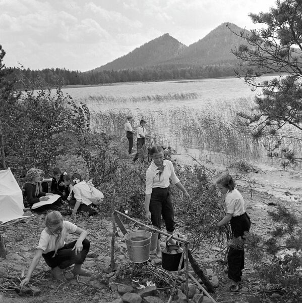 Поход в горы. Пионеры готовят обед на костре. Казахстан, 1972 год. - Sputnik Казахстан