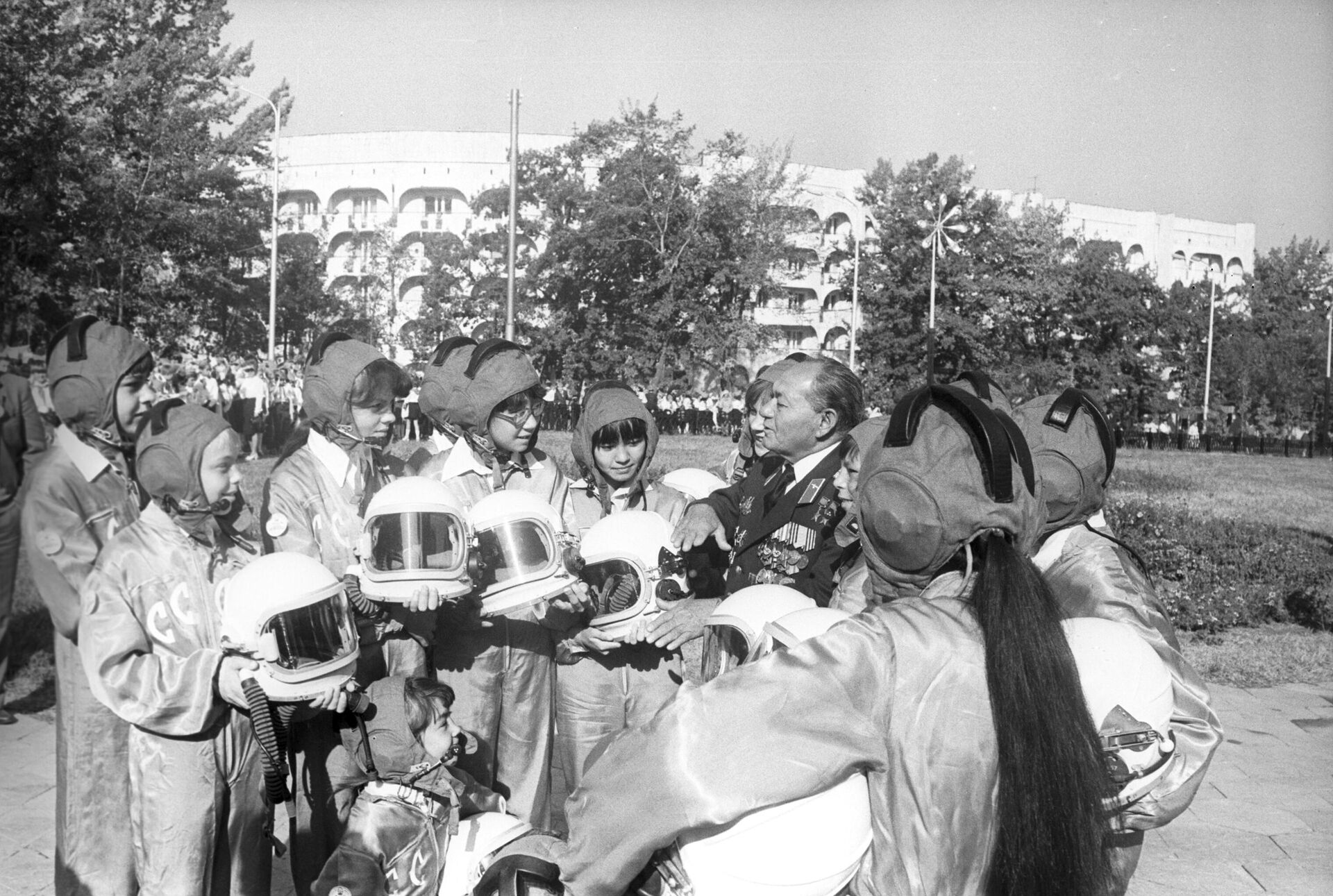 Дважды Герой Советского Союза Талгат Бегельдинов общается с участниками кружка юных летчиков Республиканского дворца пионеров в Алма-Ате, Казахская ССР. Алма-Ата, Казахстан
Дата события:	01.06.1985 - Sputnik Казахстан, 1920, 04.08.2025