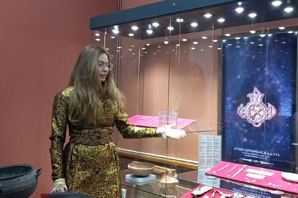Одним из гидов в эту ночь в музее Алматы стала актриса Альмира Турсын, сыгравшая главную роль в фильме Томирис - Sputnik Казахстан