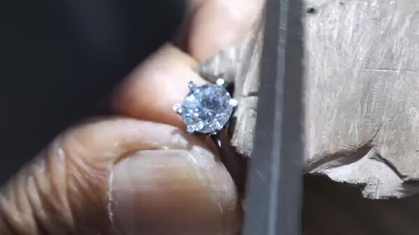 Ювелир создает кольцо с бриллиантом - Sputnik Казахстан