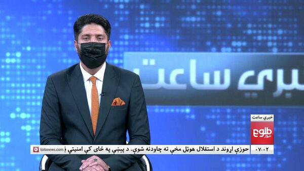Ведущий афганского телеканала Tolo News в маске - Sputnik Казахстан