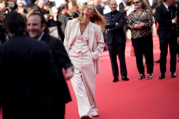 Француз актрисасы әрі әнші Сандрин Киберлен ашық түсті шалбарлы костюм киді - Sputnik Қазақстан