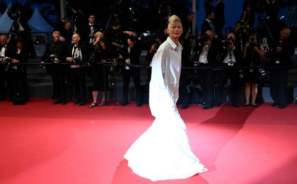 Как всегда элегантная британская актриса Тильда Суинтон в стильном платье-рубашке на показе фильма в Каннах. - Sputnik Казахстан