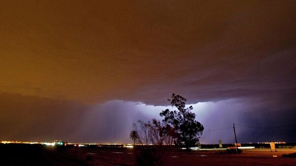 Вспышки молний, виднеющиеся сквозь пыльную бурю в небе американского города Гилберт, штат Аризона - Sputnik Казахстан