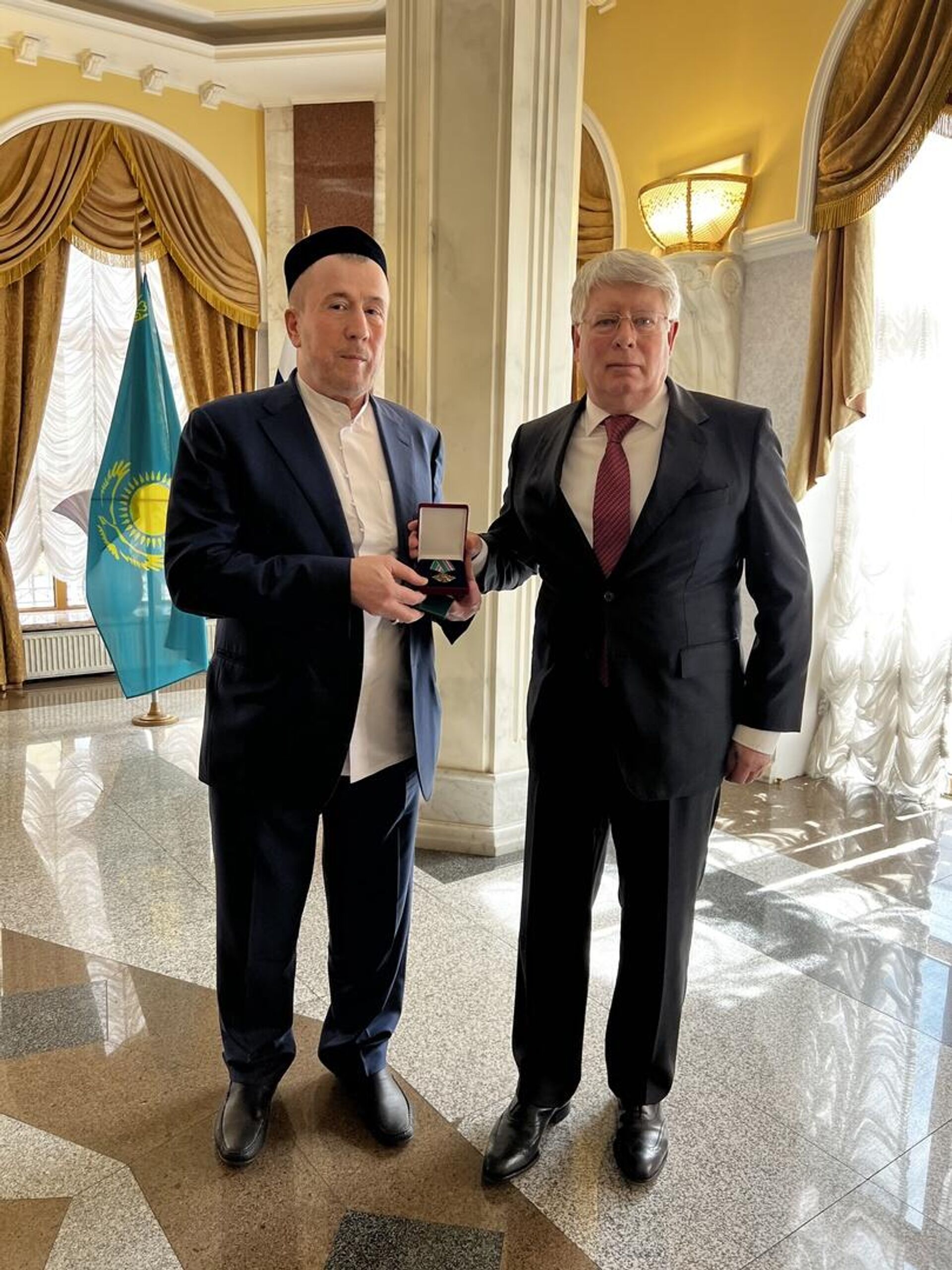 Посол России в Казахстане вручил награду советнику Верховного муфтия - Sputnik Казахстан, 1920, 25.05.2022