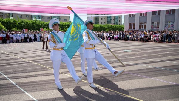 Одна из давних традиций, которая знакома многим поколениям бывших школьников - вынос знамени во время общешкольных мероприятий - сегодня была обставлена особенно торжественно.  - Sputnik Казахстан