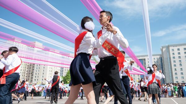 Последний звонок в школе Астаны, архивное фото Последний звонок в школе Астаны, архивное фото - Sputnik Казахстан