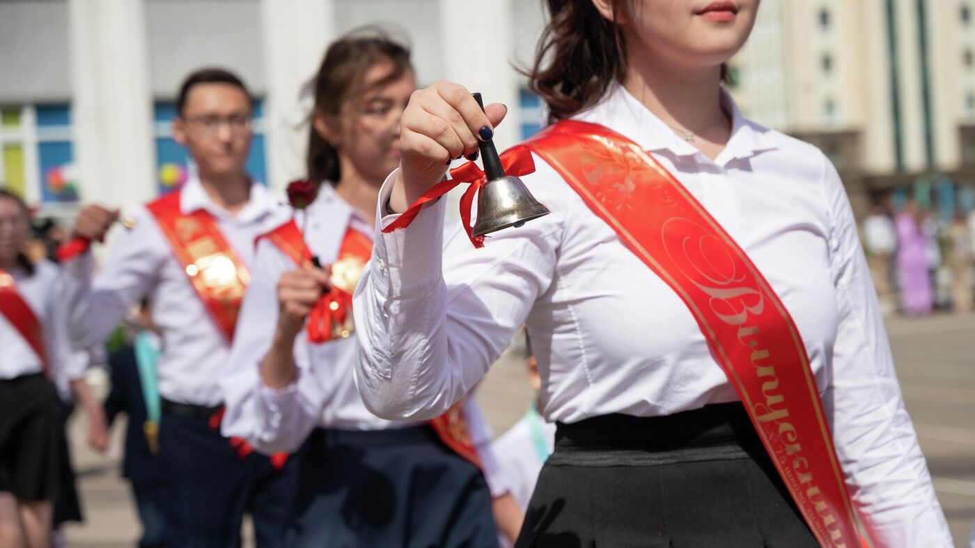 В Казахстане разрешили провести последний звонок для выпускников -  30.04.2024, Sputnik Казахстан