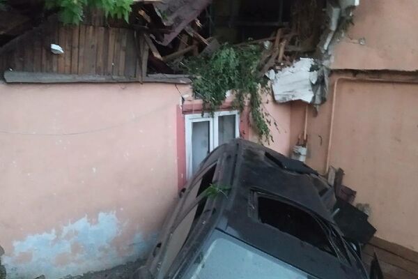 Авто вылетело с дороги и приземлилось на крышу дома - Sputnik Казахстан