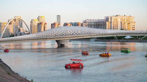 На воде реки Есиль ходят катамараны и речной трамвай - Sputnik Казахстан