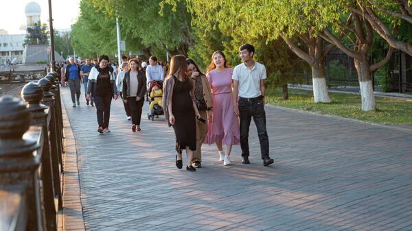 Люди гуляют по набережной в Нур-Султане вечером - Sputnik Казахстан