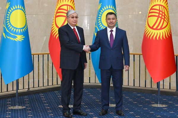 На территории резиденции Президента Кыргызстана &quot;Ала-Арча&quot; в мраморном шатре &quot;Ақ кеме&quot; состоялась официальная церемония встречи президента Казахстана - Sputnik Казахстан