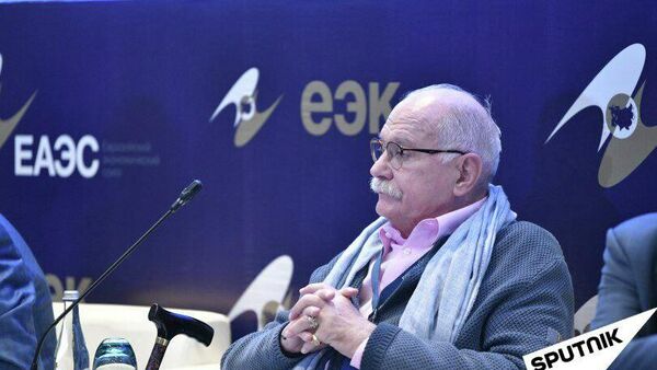 Никита Михалков на экономическом форуме ЕАЭС - Sputnik Казахстан