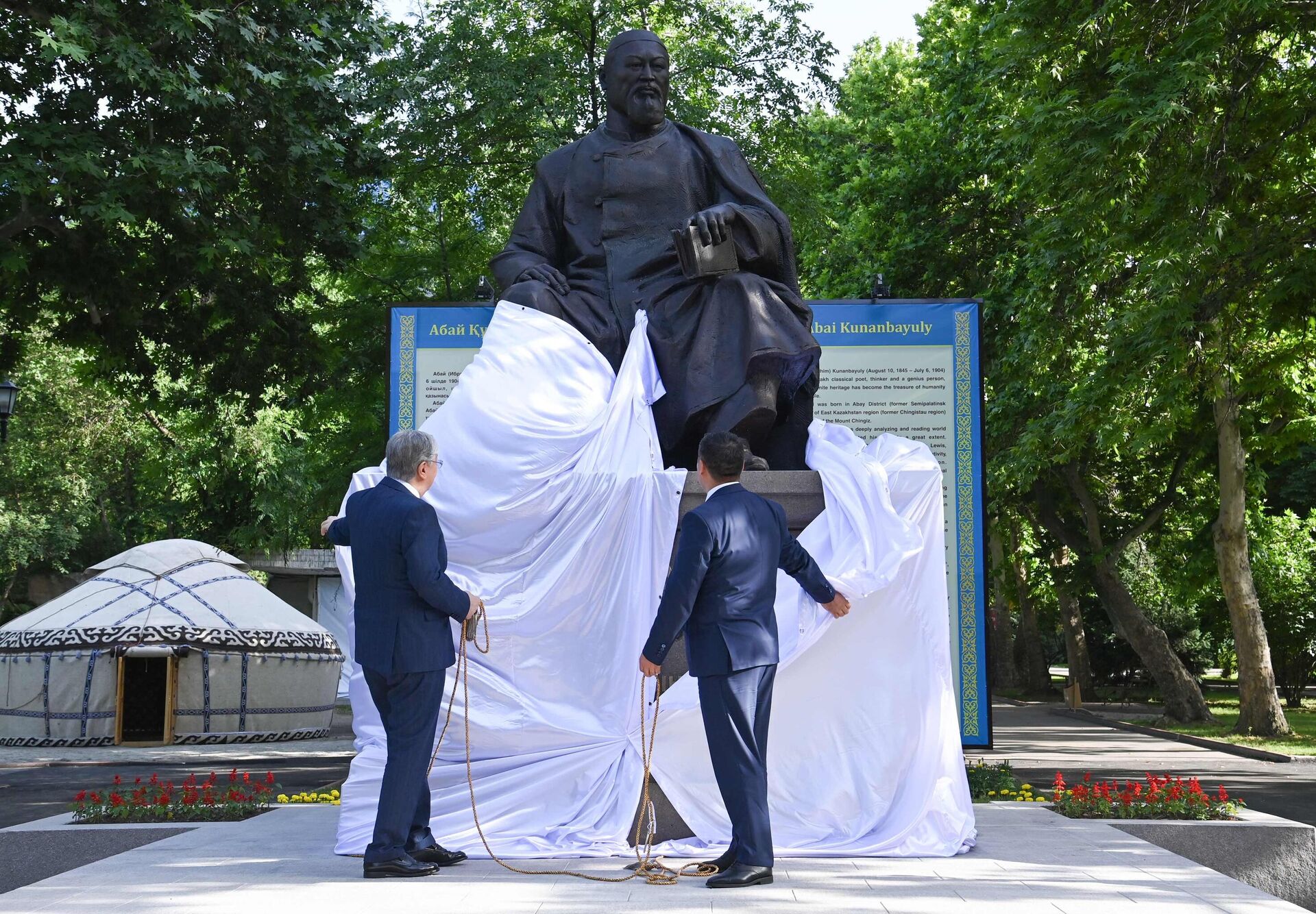 Токаев принял участие в церемонии открытия памятника Абаю Кунанбаеву в Бишкеке - Sputnik Казахстан, 1920, 26.05.2022