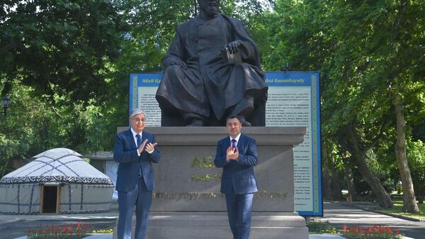 Президенты Казахстана и Кыргызстана на церемонии открытия памятника Абаю Кунанбаеву в Бишкеке - Sputnik Казахстан