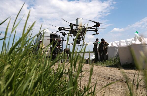Мощность дронов позволяет в сутки засевать до 150 гектаров. Причем сеять можно как днем, так и ночью. - Sputnik Казахстан