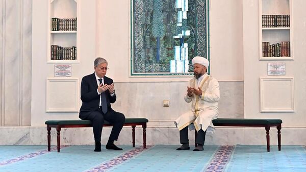  Глава государства посетил мечеть Хазрет Султан, где была прочитана поминальная молитва в память о жертвах репрессий и голода. - Sputnik Казахстан