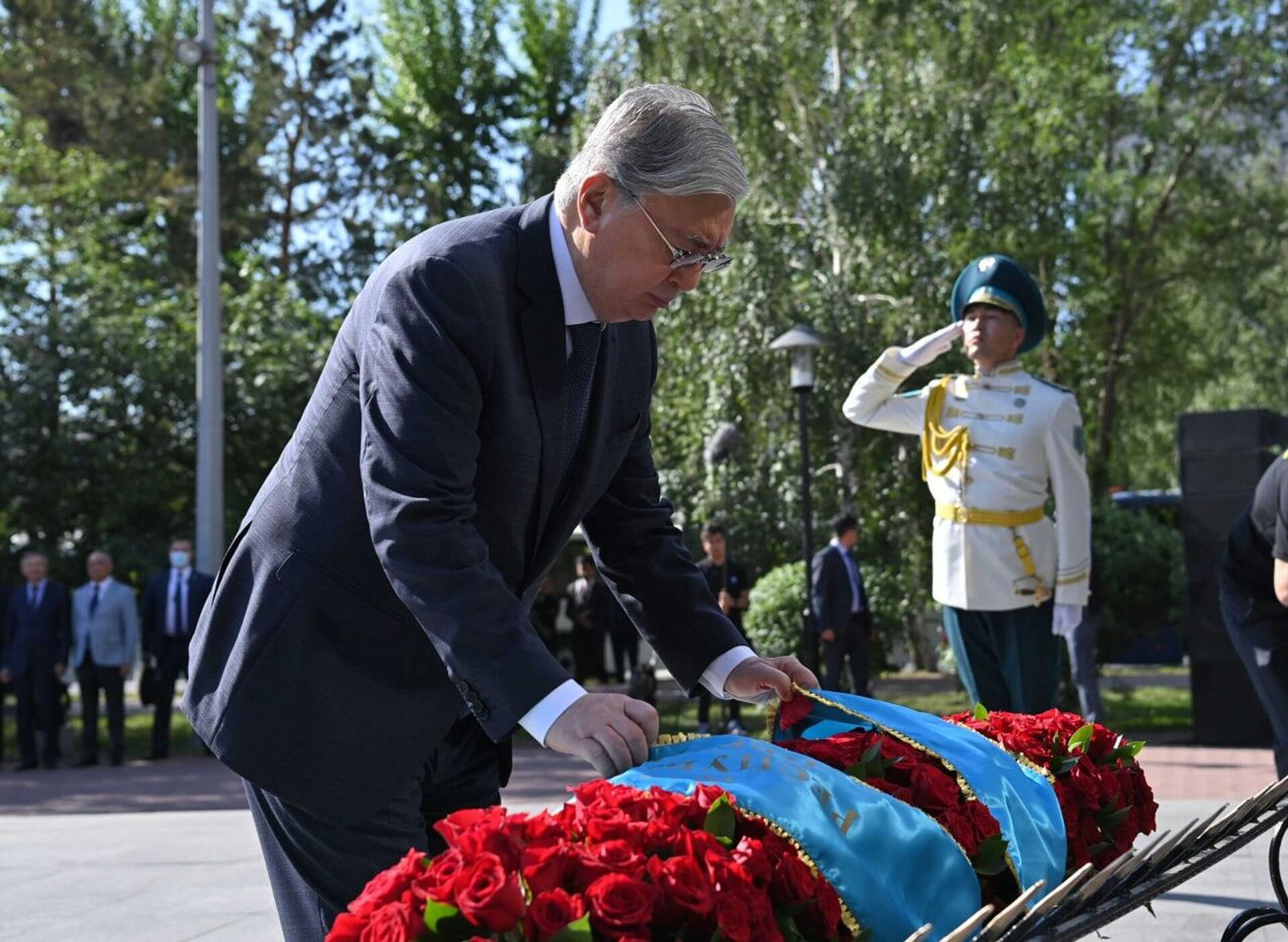 К.-Ж. Токаев возложил цветы к памятнику жертвам голода в Казахстане - Sputnik Казахстан, 1920, 31.05.2022