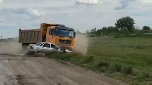 Легковушка залетела под грузовик в Актюбинской области - Sputnik Казахстан