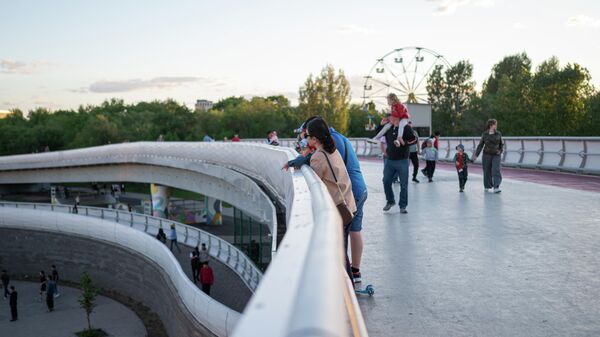 Астанчане гуляют на пешеходном мосту Атырау - Sputnik Қазақстан