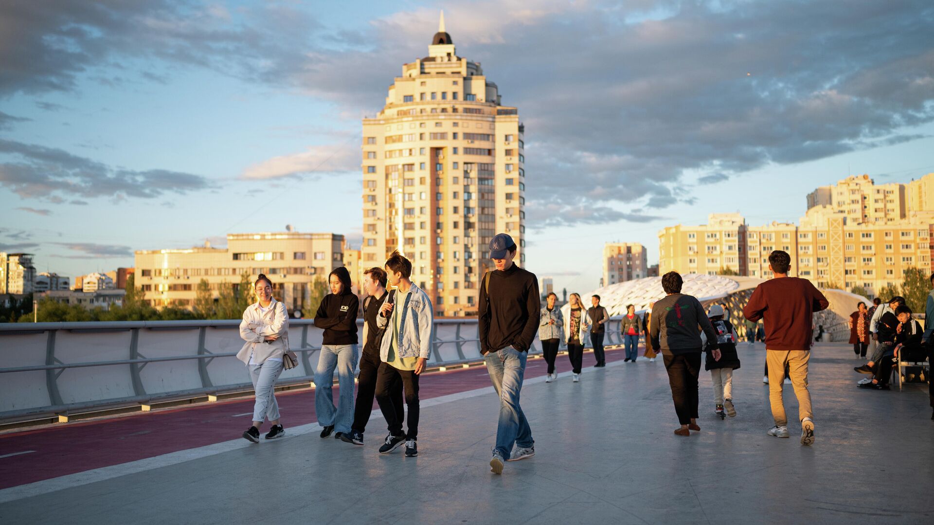 Астанчане гуляют на пешеходном мосту Атырау - Sputnik Казахстан, 1920, 03.08.2022