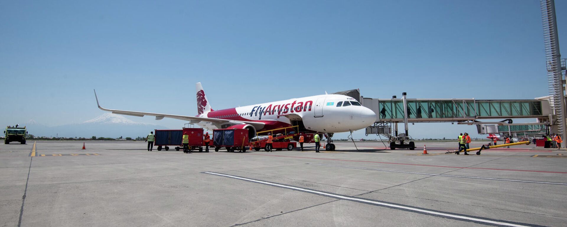 Церемония встречи первого рейса авиакомпании FlyArystan в международном аэропорту Еревана (столица Армении) Звартноц - Sputnik Қазақстан, 1920, 25.09.2026