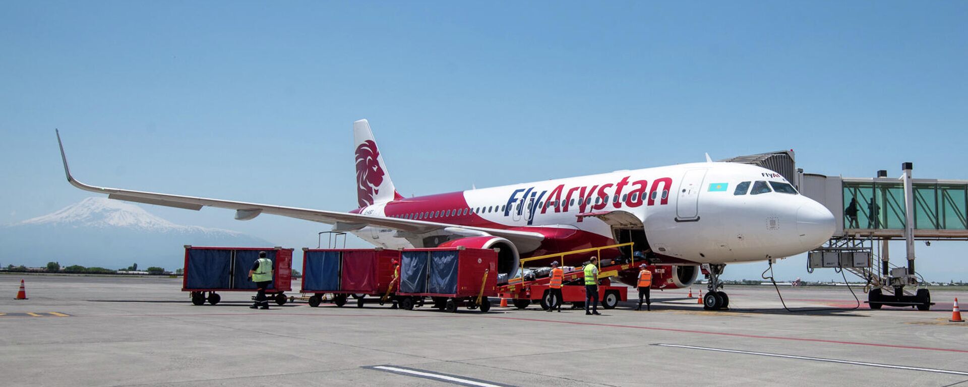 Церемония встречи первого рейса авиакомпании FlyArystan в международном аэропорту Еревана (столица Армении) Звартноц - Sputnik Қазақстан, 1920, 16.04.2026