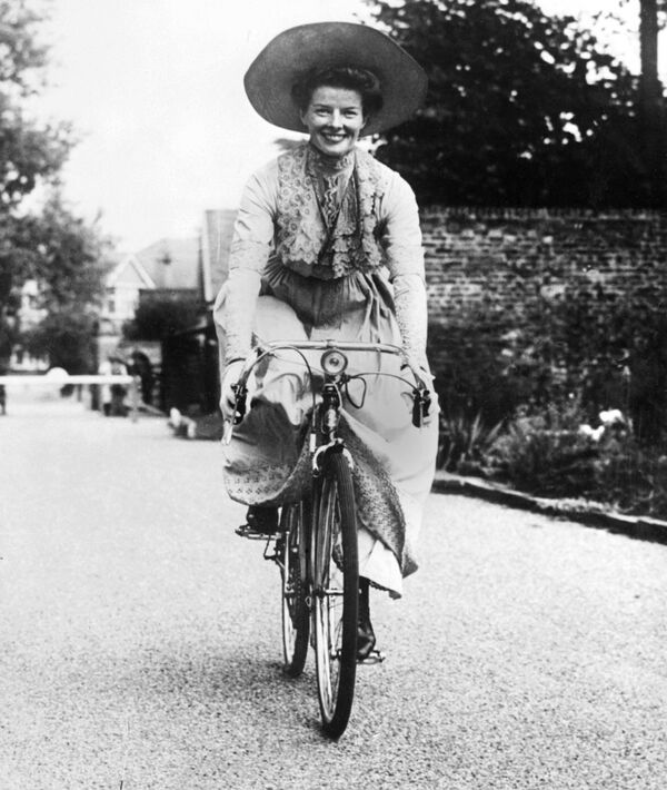 Американская актриса Кэтрин Хепберн на велосипеде во время съемок фильма Джона Хьюстона &quot;Африканская королева&quot; в Англии, 1952 год.  - Sputnik Казахстан